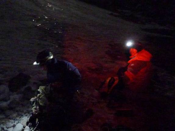 De madrugada, colocando grampões para subir o Pico Orizaba, no México